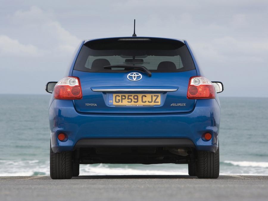  Toyota Auris 5-Door 2010 года  (UK) (фото 17 из 59)